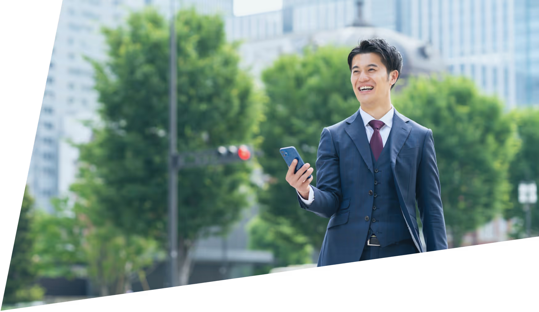 男性が微笑んでいる様子