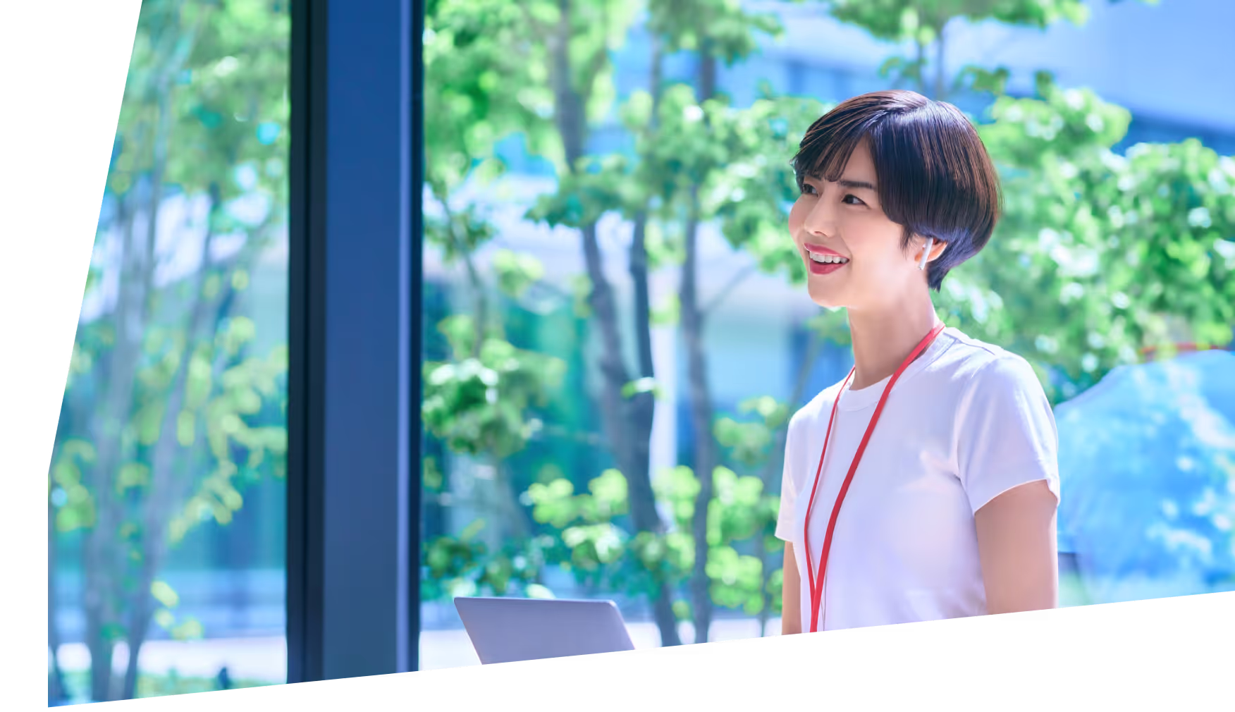 女性が笑みを浮かべている様子