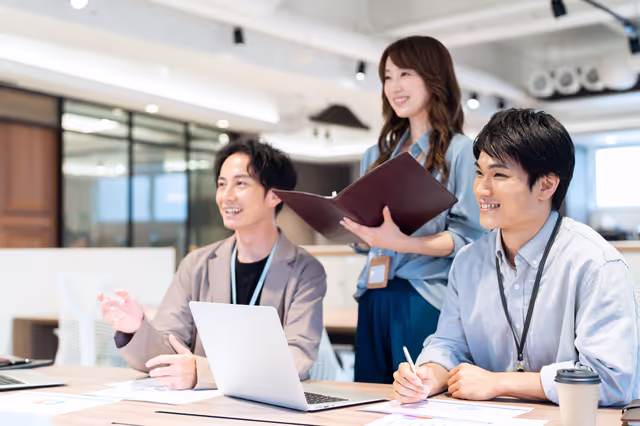 ミーティング中の社員の様子