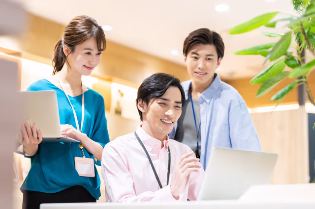 PC画面を見ながら相談する写真の様子