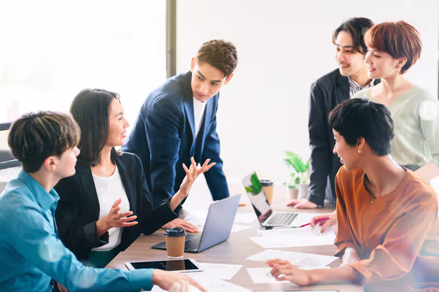 複数名の若手社員がミーティングをしている様子