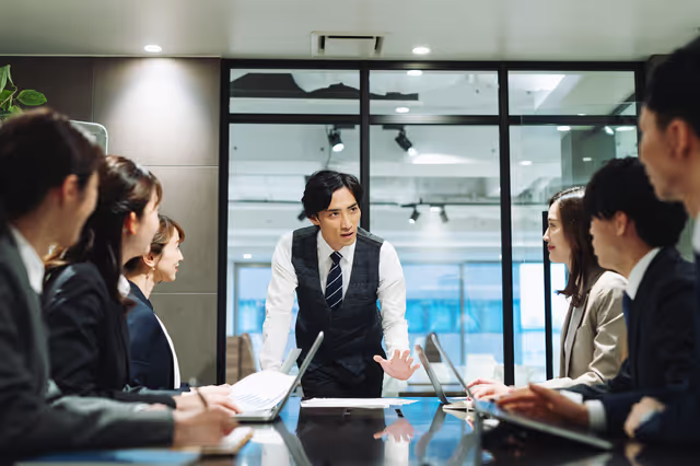 複数名で会議をする様子