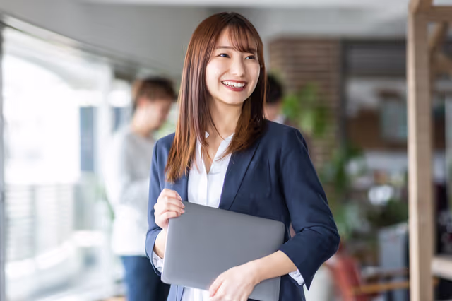 微笑むの女性の様子