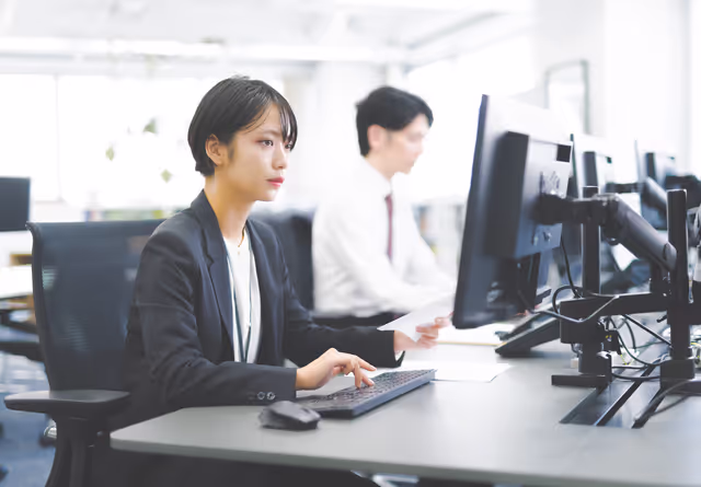 PCで作業をする女性の様子