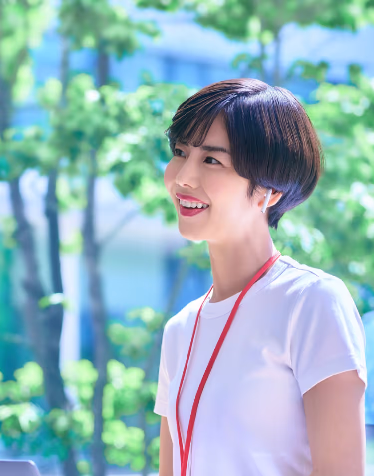 女性が笑みを浮かべている様子