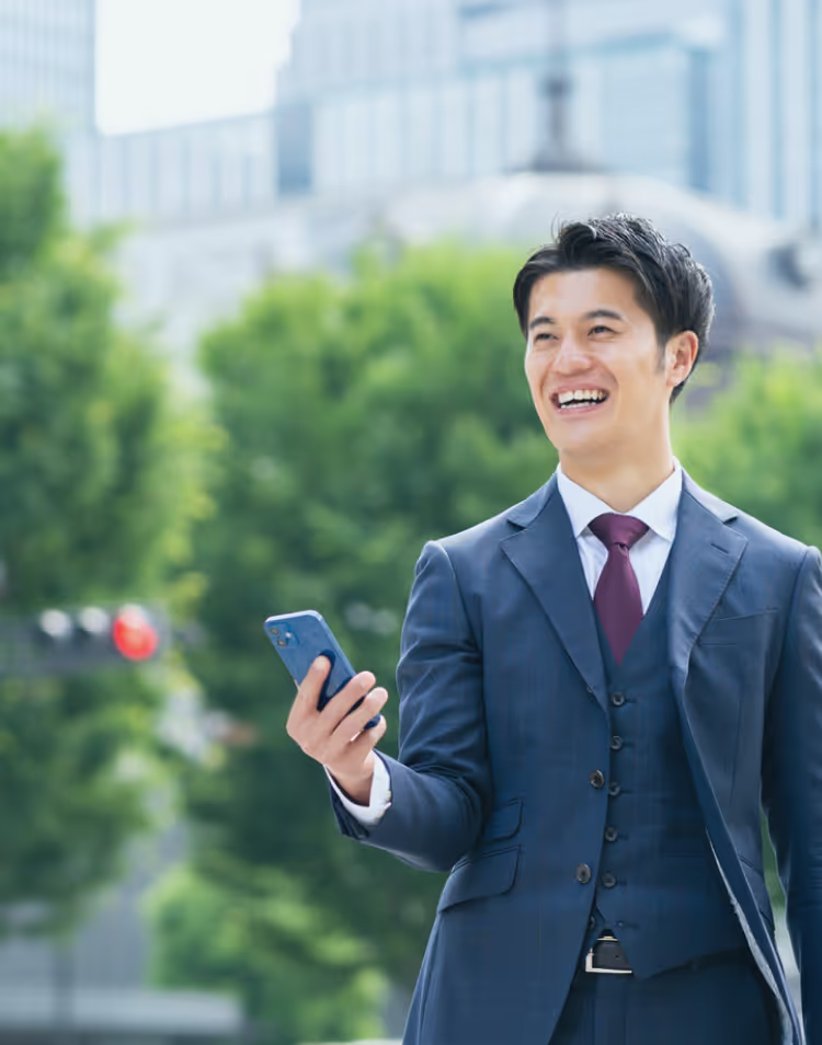 男性が微笑んでいる様子